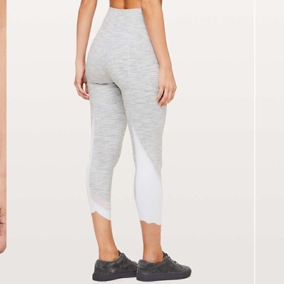 Lululemon Wunder Under Scalloped Crop - Picture 2 of 15